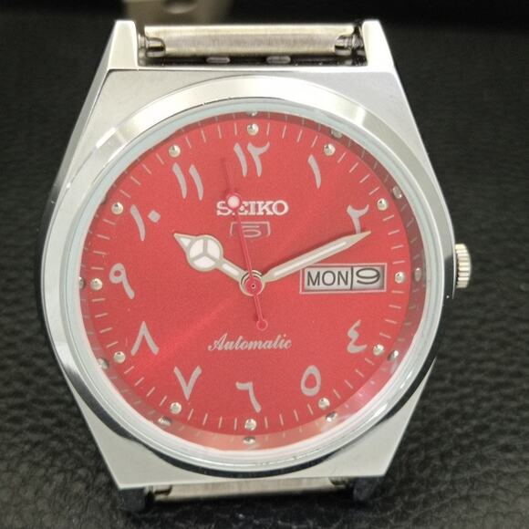 Vintage 1976 Seiko Automatic Mens Silver Watch W/daydate & Red accents - Picture 4 of 10